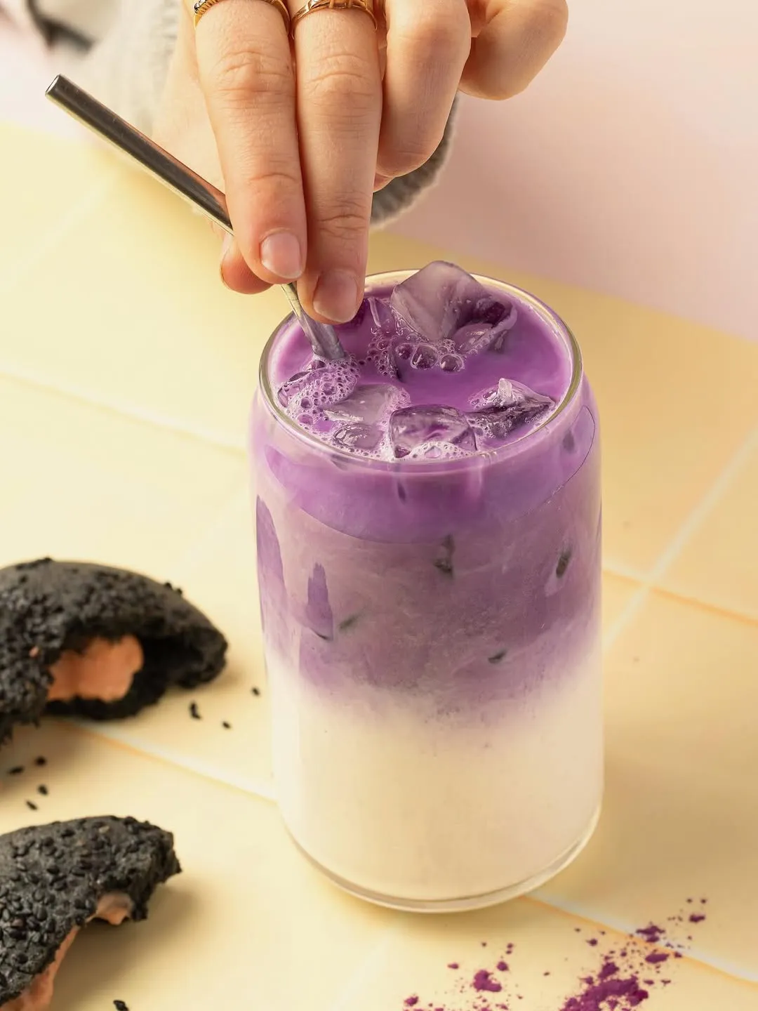 Ube Latte, latte à l'igname violette servi en boutique